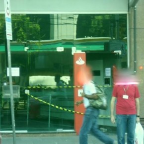 Porto Alegre, Brasil: La solidaridad es una fuerza viva! Ataque a cajeros automáticos del banco Santander en solidaridad con Mónica y Francisco. (es/por)