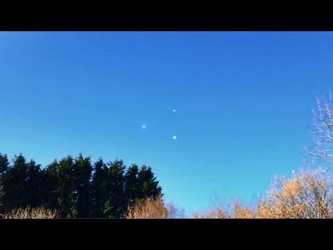 Daylight GIANT Triangle UFO flying in Clear Sky, Jan 2014