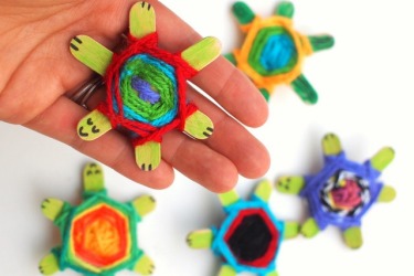 Turtle weaving : <a href="http://www.pinkstripeysocks.com/2016/05/turtles-using-3-sticks-gods-eye-weaving.html" ...