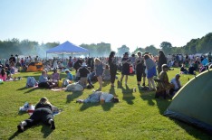 E31PGM Festival goers enjoying the sunshine at the Africa Oye music festival in Sefton Park,Liverpool.Africa Oye is the ...