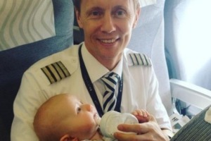 Off-duty airline pilot Tom Nystrom stepped in to help a mother flying on her own with four children.
