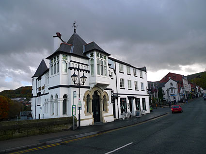 Llangollen photos, Clwyd, north Wales including pics of the River Dee bridge, shops and railway