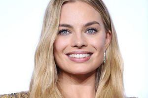 Margot Robbie works glamour hair.