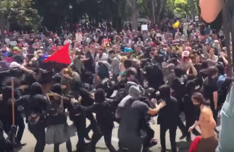 Black Bloc clashes with fascists and Trump supporters in Berkeley, California