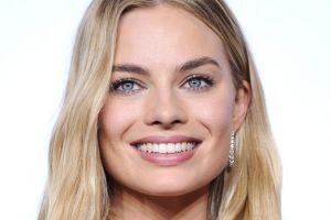 Margot Robbie works glamour hair.