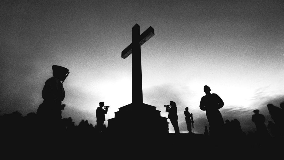 Dawn: 960425: Age General: Pic by Bruce Postle: Pic shows ANZAC DAY Dawn Service at Mt. Macedon.