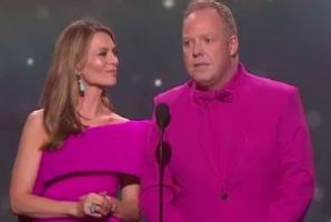 Kat Stewart and Peter Helliar at the 2017 Logie Awards.