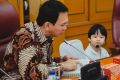 Ahok is interviewed by one of the schoolchildren.