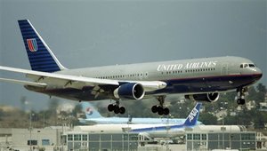 A United Airlines aircraft lands at Los Angeles International Airport (LAX) Monday, Aug. 7, 2006. Flights at LAX were disrupted Monday when a computer system guiding planes onto a runway failed for more than an hour, reducing by half the number of arrivals, FAA offici