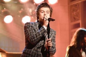 Harry wearing Gucci's Fall 2017 plaid suit for his debut Sign of the Times SNL performance.
Owning your own trends will ...