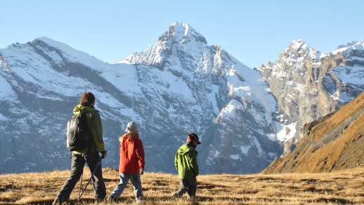 Hiking in the Lauterbrunnen valley with a view of Gspaltenhorn.