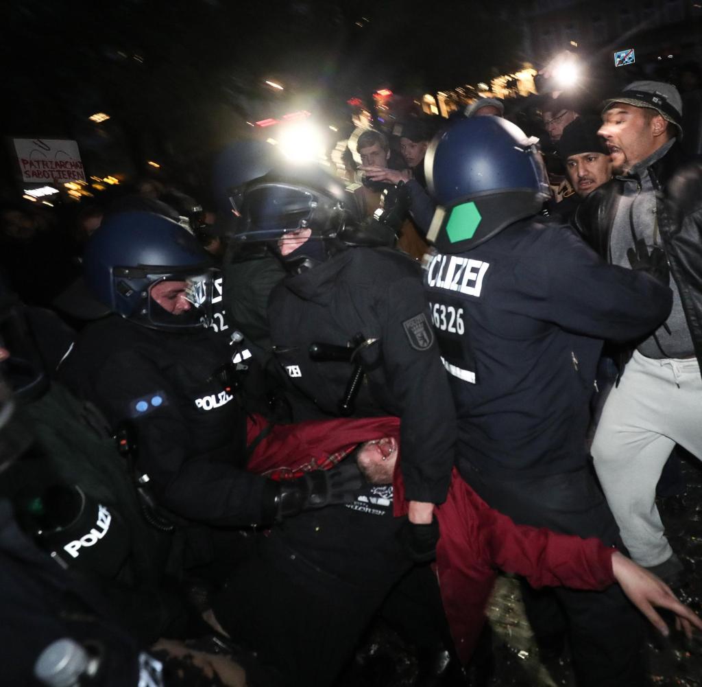 Polizisten nehmen in Berlin einen Teilnehmer der nicht angemeldeten "Revolutionären 1. Mai-Demonstration" linker Gruppen fest