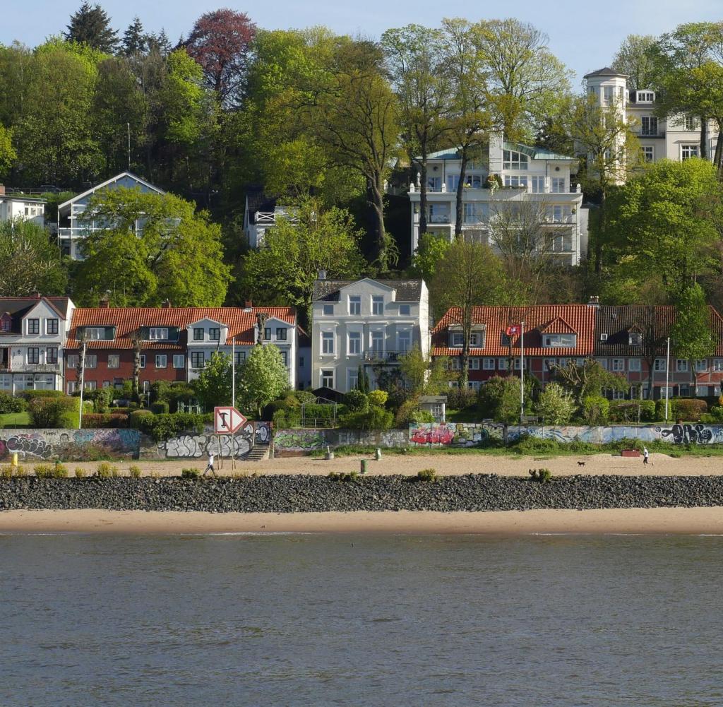 Das Hamburger Edel-Viertel Ovelgönne. Die Bewohner mögen den Blick auf die Elbe, stören sich aber an den großen Schiffen