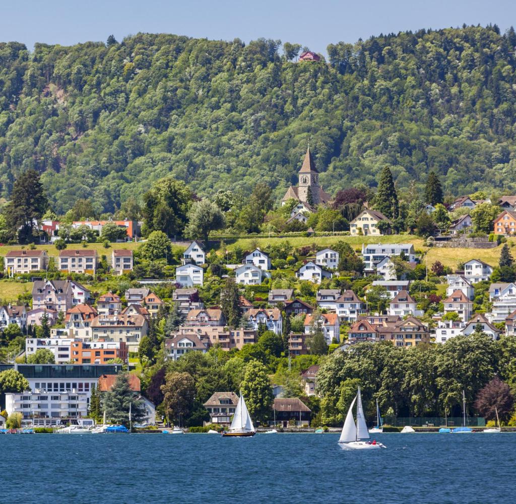 Sieht spießig aus, aber die Wohnungen am Ufer des Zürichsees sind bei Ausländern überaus beliebt und sehr teuer