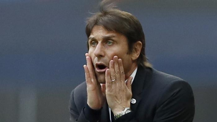 Chelsea's manager Antonio Conte shouts during the English FA Cup semifinal soccer match between Chelsea and Tottenham Hotspur at Wembley stadium in London, Saturday, April 22, 2017. (AP Photo/Kirsty Wigglesworth)