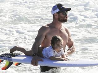 EXCLUSIVE EXC CHRIS HEMSWORTH AND WIFE ELSA PATAKY ENJOY AN AFTERNOON AT THE BEACH WITH THEIR TWIN SONS, TRISTAN AND SASHA, IN BYRON BAY