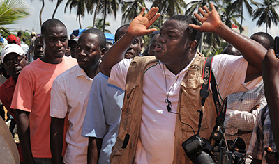 A journalist shouts at police during a peaceful sit-in to protest recent repressive amendments to a media law. (AFP/Daniel Hayduk)