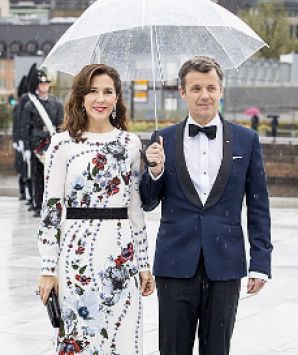 Seeing how amaze-bouche Princess Mary of Denmark looks here makes us want to see finger-waves on Duchess Cathy one day ...