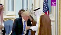 Trump-curtsy-saudi