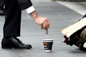 Malcolm Turnbull gives $5 to a homeless man in Melbourne.