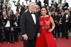 Former US Vice President Al Gore and Elizabeth Keadle pose for photographers upon arrival at the screening of the film The Killing Of A Sacred Deer at the 70th international film festival, Cannes, southern France, Monday, May 22, 2017.