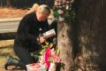 Luna's owner visited the reserve to read the tributes made by the local community. 