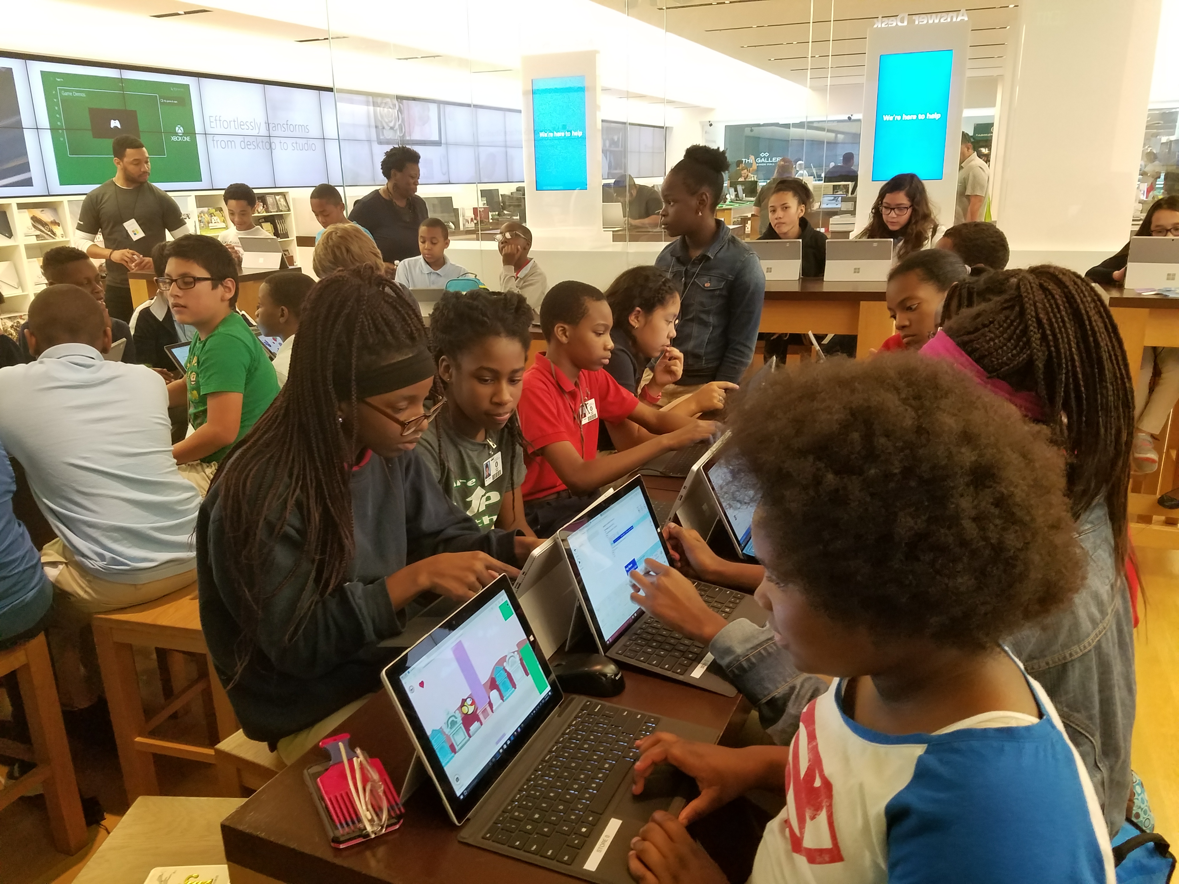 Microsoft Store at Houston Galleria (Houston) empowers students from Budewig Intermediate School with free, interactive classes and workshops offered year-round.