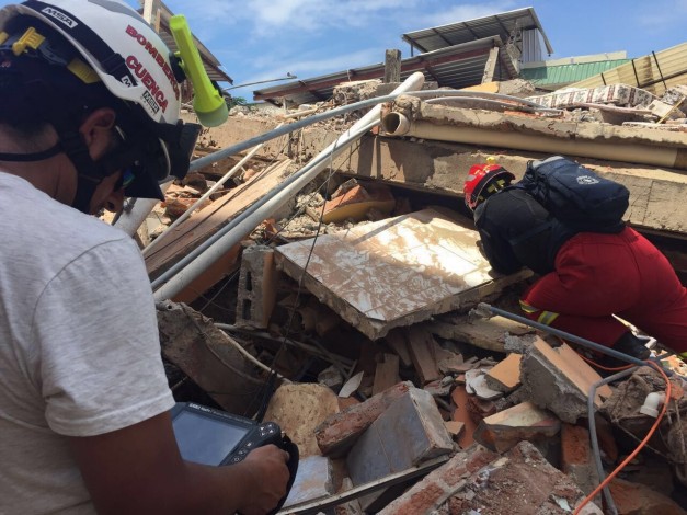 imagen de rescates posteriores al terremoto de 2016 en ecuador