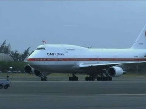 Raw: Japan's Prime Minister Arrives in Hawaii