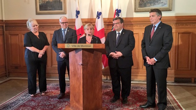 Kimberley Simonyik, Jean-François Cloutier, Lorraine Pagé, Denis Coderre et Pierre Desrochers entourent le podium lors d'une conférence de presse à l'hôtel de ville.