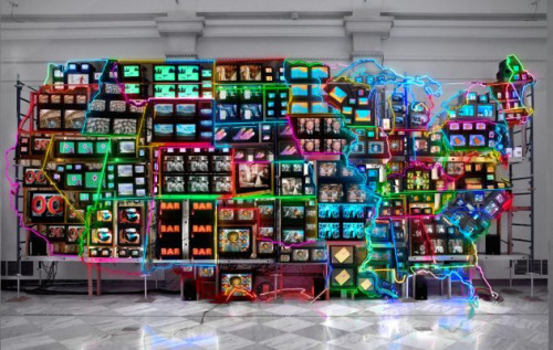 Its vacation season. You can see all 50 states in record time with Electronic Superhighway, the enormous neon creation at our @americanartmuseum.
The installation by Nam June Paik flashes and chatters with video and audio associated with each...