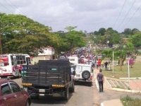 Tumeremo residents and family members of the disappeared miners blockade the principal road, demanding that the authorities reco