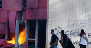 Demonstrators set fire to the Agriculture Ministry during a protest against President Michel Temer and the latest corruption scandal to hit the country, in Brasilia, Brazil, May 24, 2017. REUTERS/Paulo Whitaker