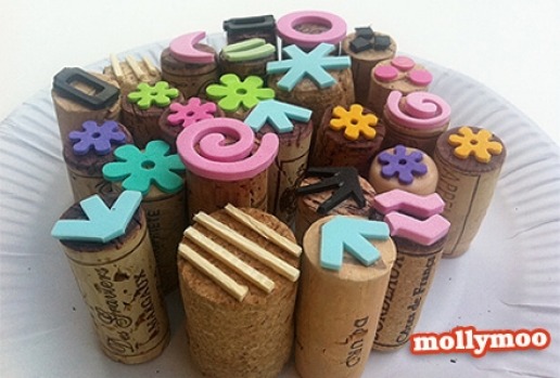 Easy foam stamps : <a href="http://mollymoocrafts.com/diy-stamping-fun/" target="_blank">mollymoocrafts.com</a>