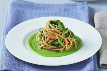 Wholegrain spaghetti with green vegetable 'cacio e pepe'