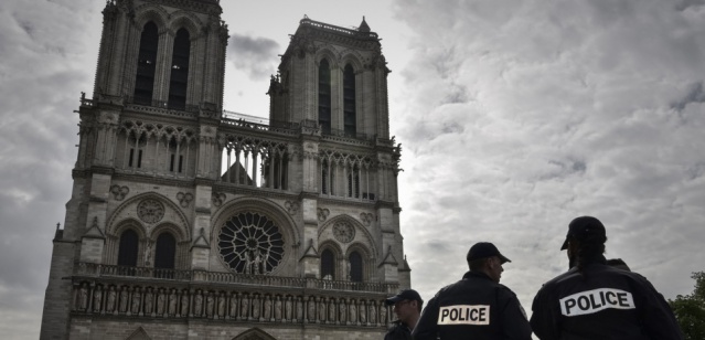 Ce que l'on sait de l'agression d'un policier sur le parvis de Notre-Dame de Paris