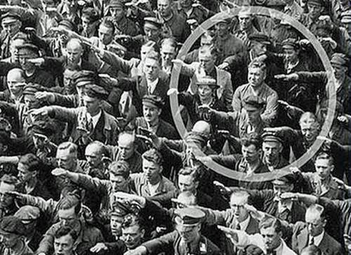 1936 : August Landmesser, dans l'Allemagne hitlérienne, refuse de faire le salut nazi