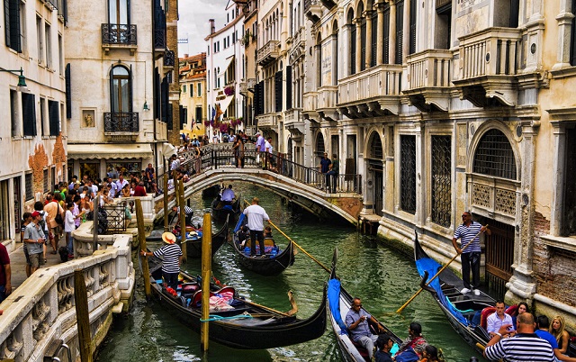 Venice introduces radical measures to crack down on tourist numbers