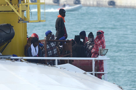 More than 900 migrants rescued off Libya