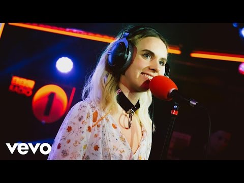 MØ - Love On The Brain (Rihanna cover) in the Live Lounge