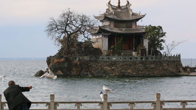 Tourist attractions on the shores of Erhai Lake in Yunnan province have been shut down in order to control pollution.