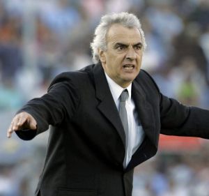 Qatar coach Jorge Fossati has resigned just a few hours after leading his team to a 3-2 win over South Korea on Tuesday.