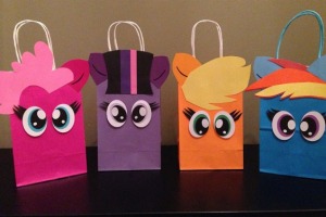 (found on <a href="https://www.etsy.com/au/listing/262136181/12-1-dozen-mlp-inspired-favor-bags" target="_blank">Etsy</a>)