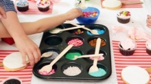 Cupcake decorating : <a href="http://bronniebakes.com/2013/02/01/how-to-host-a-cake-decorating-party/" ...