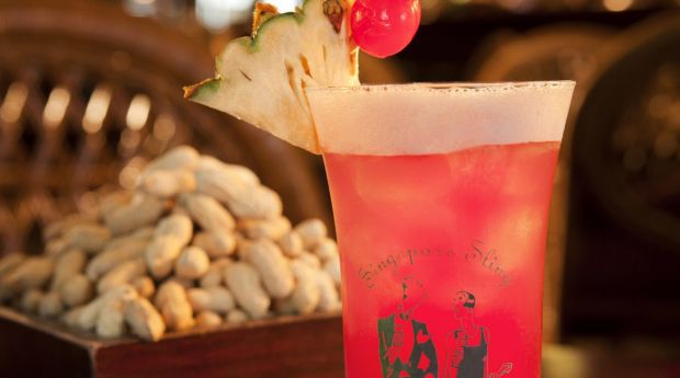 str15-singapore Raffles Singapore - Singapore Sling with Peanuts