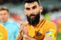 Niggling injury: Mile Jedinak (r).