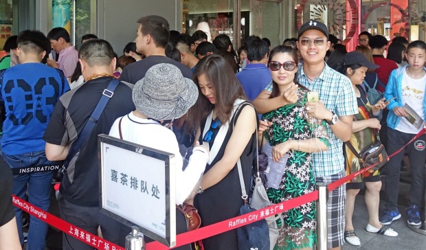 A crowd queuing outside popular new tea house Hey Tea. Scalpers have no hope of making money via queue jumping; the ...