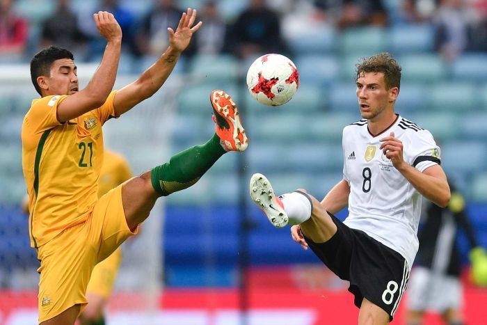 Massimo Luongo contests the ball with Leon Goretzka