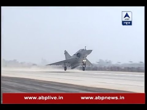 Unnao: IAF jets touch down on Agra-Lucknow expressway