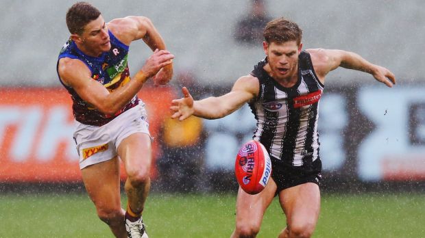 Taylor Adams wins the ball against Dayne Zorko.